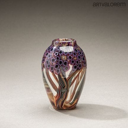 B. Held
吹制玻璃花瓶，饰有多色玻璃碎片纹样。
有签名。
高13.5厘米