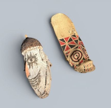 巴布亚新几内亚
两副面具，一副为托莱（Tolai）风格，另一副为拜宁（Baining）风格，均为细长