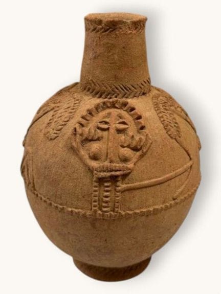 CALABAR - NIGERIA
Terracotta pot finely decorated 