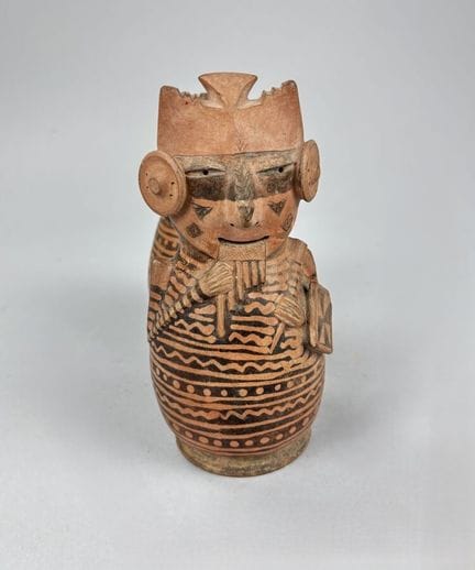 萨利纳尔/维鲁 - 秘鲁 - 公元前300年 - 公元300年
双腹哨瓮，描绘了一位笛手。两个卵形瓮