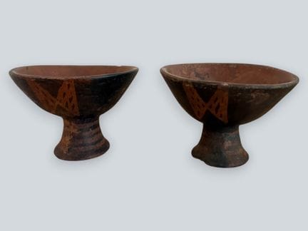 Deux coupes sur piédouche en terre cuite à décor g