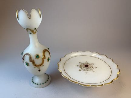 Vase tulipe sur piédouche à col découpé en opaline