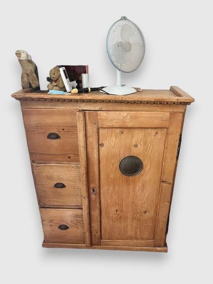 Meuble à hauteur d'appui en pin à une porte et tro