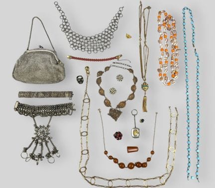 [LOTE DE BIJUTERÍA]
Conjunto compuesto por: collar