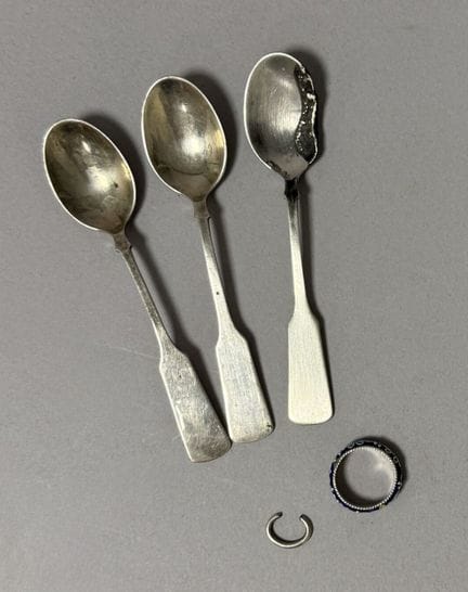 Ensemble comprenant trois cuillères en argent 800 