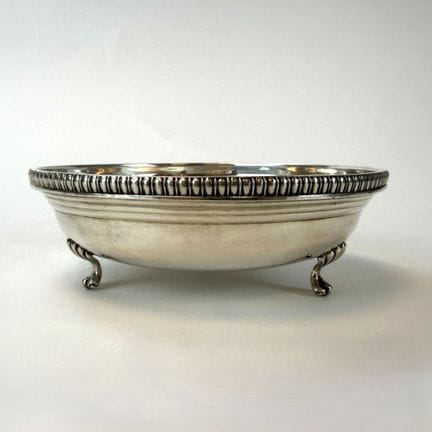 Coupe circulaire en argent 925°/°°, bord orné d'un