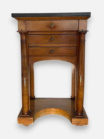 Petit meuble d'entre-deux en noyer à colonnette, o