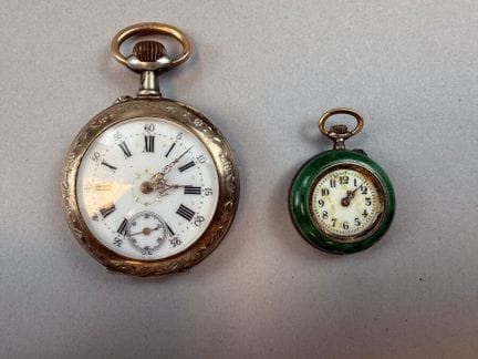 Conjunto de dos relojes compuesto por: 
- Reloj de