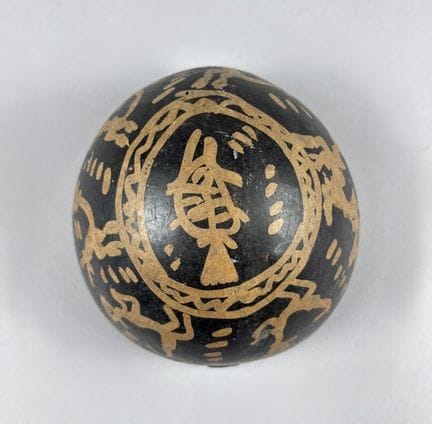 Calebasse artisanale ornée de motifs animaliers br