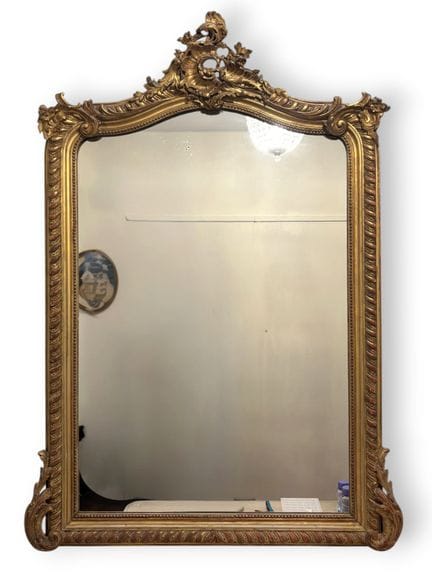 Miroir en bois et stuc doré à décor de frise de pe