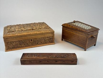 Réunion de trois boites en bois naturel et sculpté