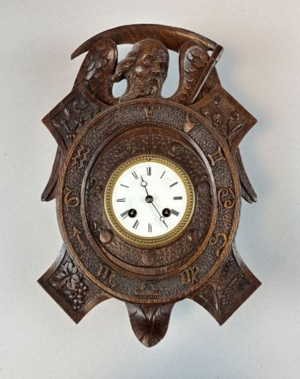 FRANCE - XIXE SIECLE
Pendule murale en bois sculpt