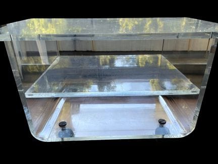 Table en plexiglass incolore à deux plateaux repos