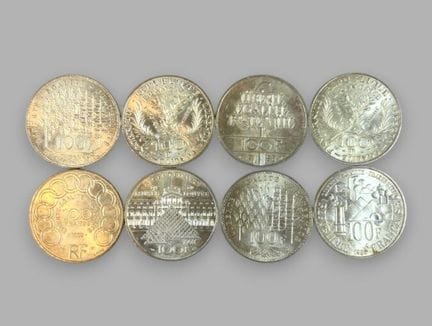 Ocho monedas de 100 francos de plata que incluyen: