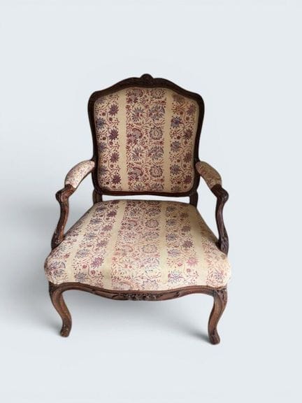Fauteuil en bois naturel mouluré et sculpté à déco