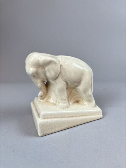 ÉCOLE ALLEMANDE
Un serre livre éléphant en faïence