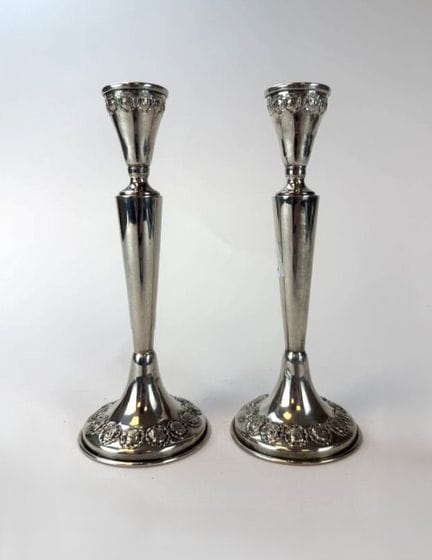Paire de bougeoirs en argent 800°/°°, à décor au r