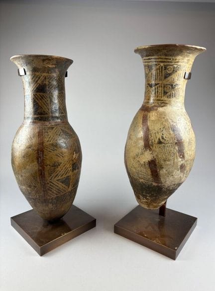 Deux urnes en terre cuite à décor géométrique, à e