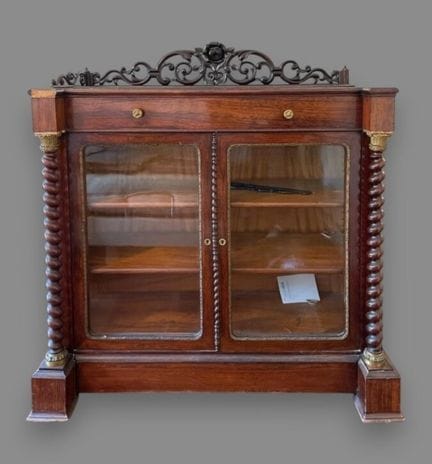 Meuble à hauteur d'appui en acajou et placage d'ac