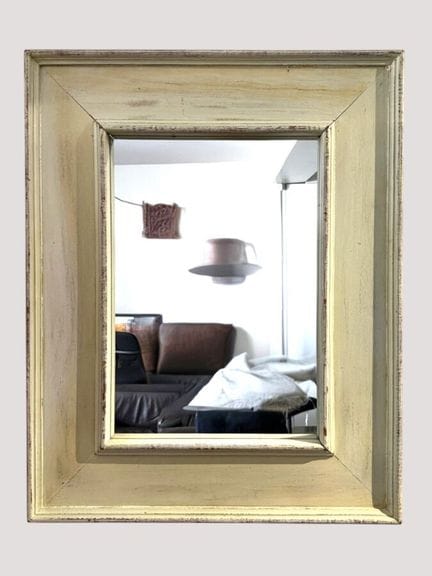 Miroir cadre en bois mouluré et laqué vert pâle.
7
