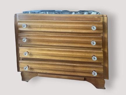 Commode en chêne clair à décor de cannelures ouvra