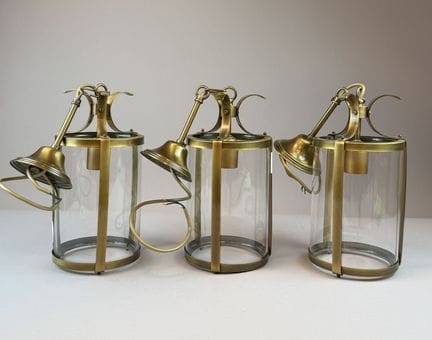 Suite de trois lanternes cylindriques en métal dor