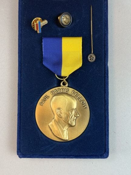 [MEDALLAS]
5 medallas de bronce dorado y plateado,
