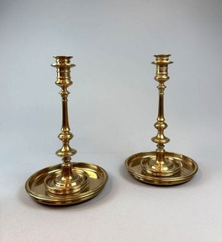 Paire de bougeoirs à fût annelé en laiton rouge re