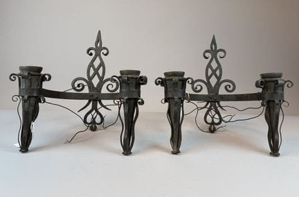 Suite de six appliques en fer forgé patiné noir, d