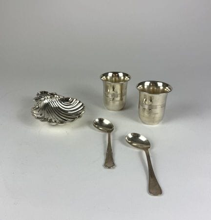 [ARGENTERIE]
Lot en argent comprenant : 
- Deux cu