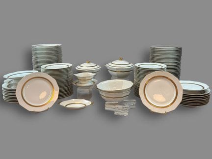 LIMOGES
Porcelain dinner service with a gold borde