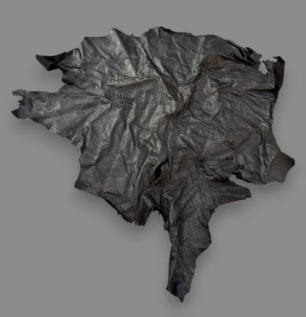 [LEATHER HANDLE]
Set of 9 black-dyed ostrich skins
