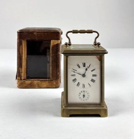 Reloj de mesa antiguo, conocido como «de oficial»,
