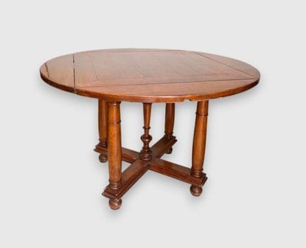 Table ronde à volets en bois vernis reposant sur 5