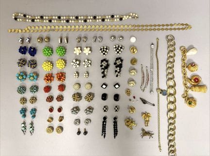 [LOTE DE BIJUTERÍA DE FANTASÍA]
Conjunto compuesto