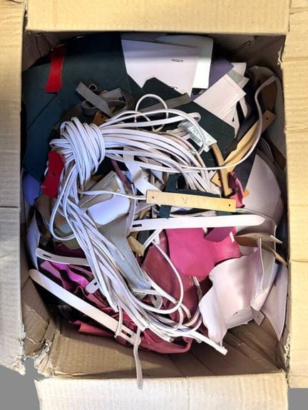 [LEATHER HANDLE]
Lot of leather scraps in various 
