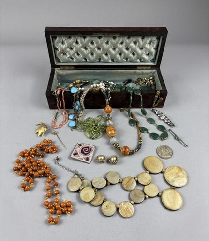 [BIJUTERÍA]
Lote de bisutería que incluye collares