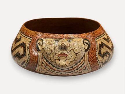 Coupe en terre cuite vernissée à décor polychrome 