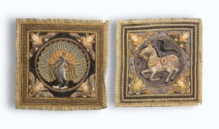 THAILANDE
Deux dessus de coussin brodés à décor de