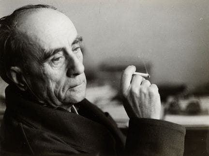 Hunyady, József

Lajos Kassák nella sua casa. Stam