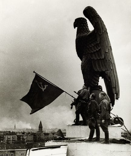 Comunismo, socialismo

Chaldei e altri, Evgenij

R