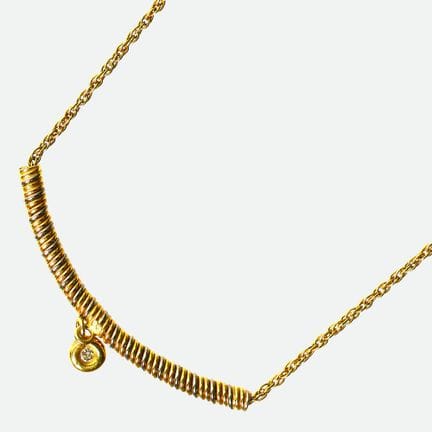 COLLIER BRILLANT :
Joli modèle en or jaune 18 cara