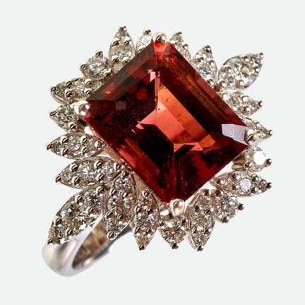 ANELLO CON TURMALINA E DIAMANTI:
Elegante anello i