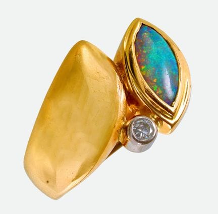ANELLO CON OPALE E DIAMANTE:
Splendida creazione i