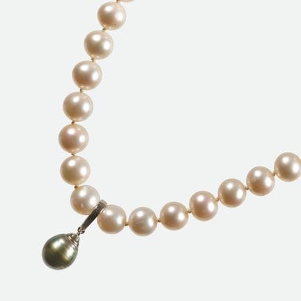 COLLIER DE PERLES :
Série sportive et élégante com