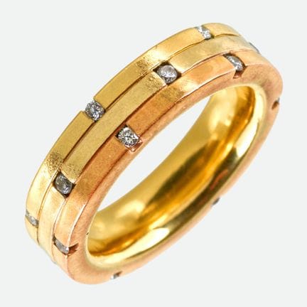 ANELLO CON BRILLANTI:
Imponente lavorazione bicolo
