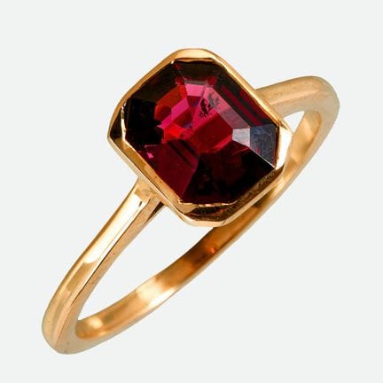 ANELLO CON SPINELLO * :
Raffinata lavorazione in o
