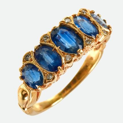 ANELLO CON ZAFFIRO E BRILLANTI:
Affascinante model