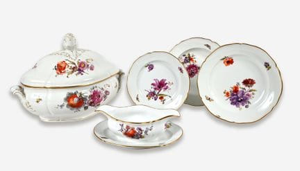 餐具套装：柏林，约1900-1925年（皇家瓷器制造厂），
46件。款式为“英式光滑”，饰有花卉与蝴