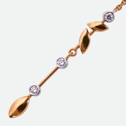 COLLIER BRILLANT :
Élégante création en forme de Y